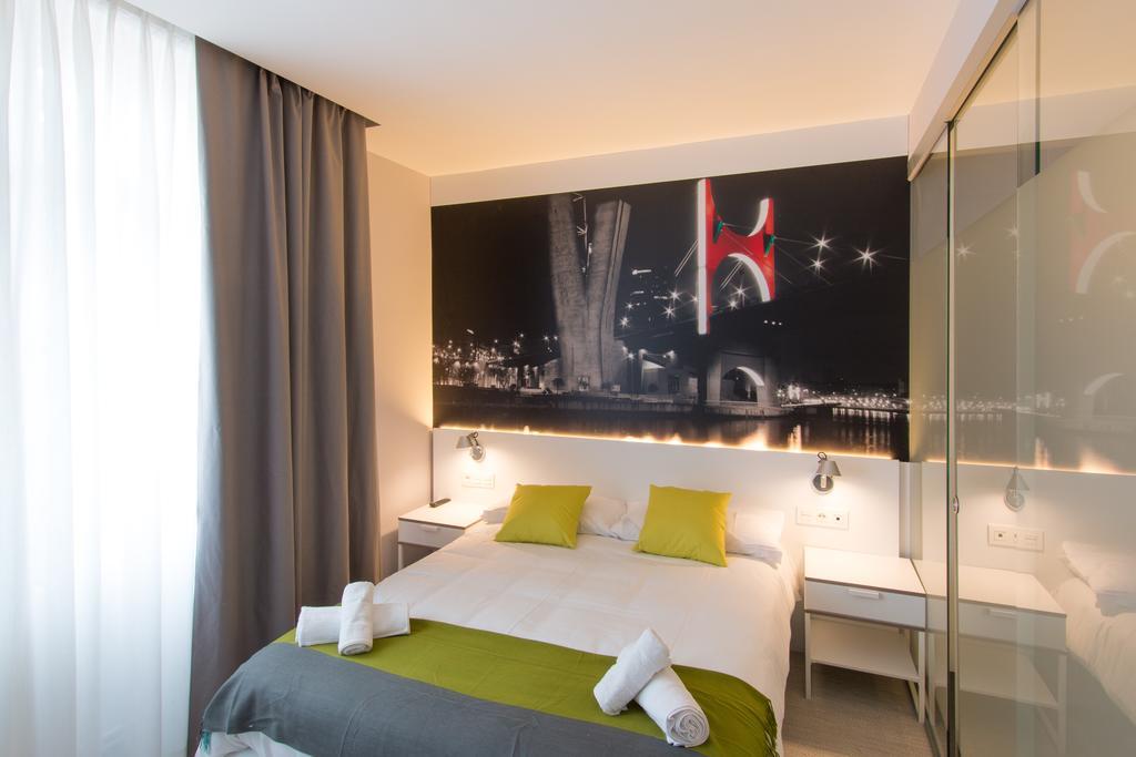 Habitación con cama grande